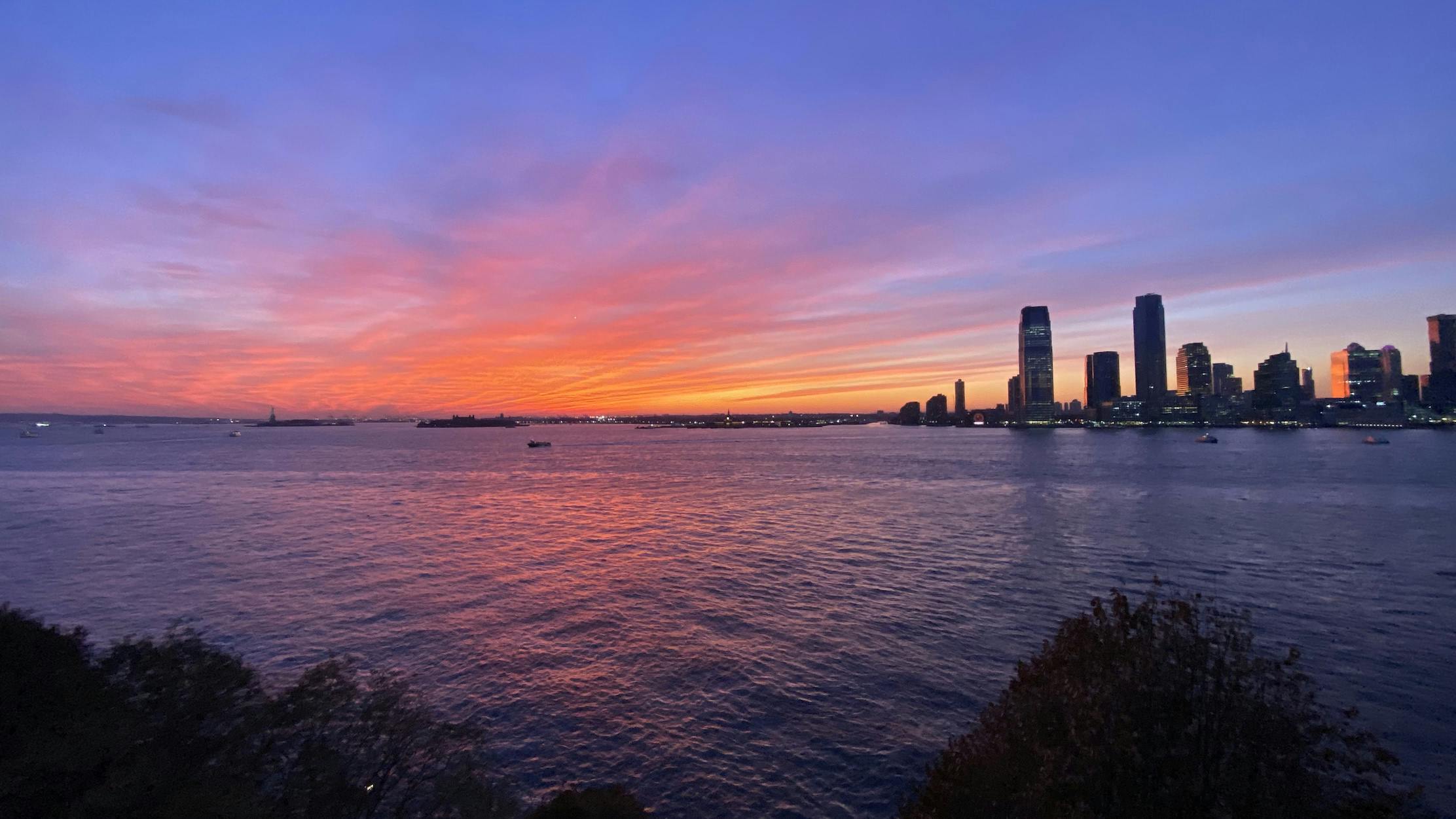 Hudson river/Jersey City at sunset, seen from Battery Park, Manhattan